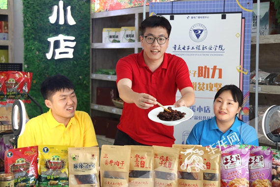 直播带货的重电学子看起来很专业哦! 岳洪玉 摄.jpg 直播带货的重电学子看起来很专业哦! 岳洪玉 摄.jpg