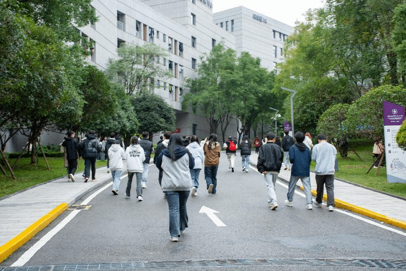 图为同学们出发寻宝